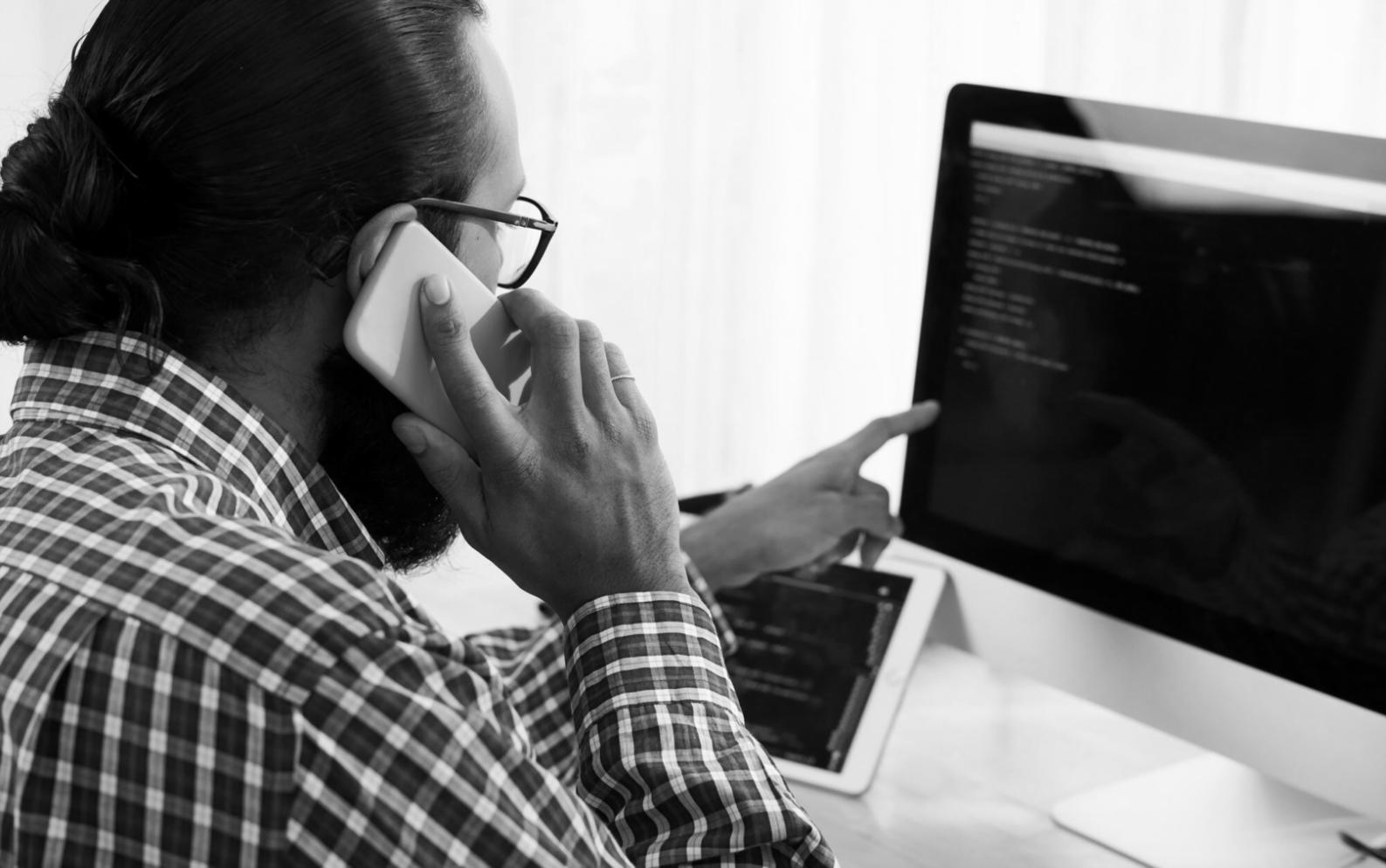 Studio professionale di game design con workstation per l'illuminazione e texture 3D